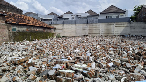 Rumah Elina Widjajanti (80) usai dibongkar di Jalan Dukuh Kuwukan Nomor 27, Kelurahan Lontar, Kecamatan Sambikerep, Surabaya.  Foto: Farusma Okta Verdian/kumparan