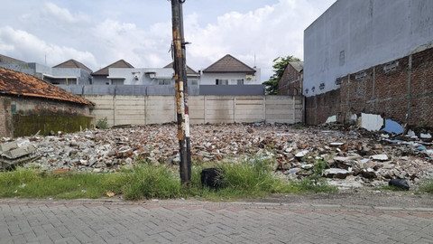 Rumah Elina Widjajanti (80) usai dibongkar di Jalan Dukuh Kuwukan Nomor 27, Kelurahan Lontar, Kecamatan Sambikerep, Surabaya.  Foto: Farusma Okta Verdian/kumparan