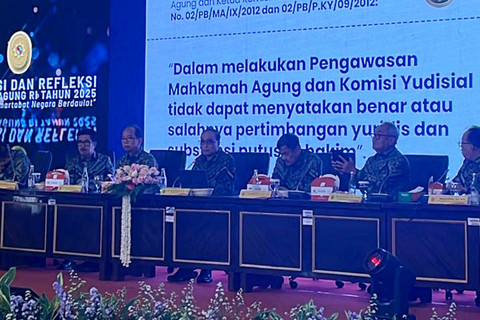 Ketua MA, Sunarto, menanggapi rekomendasi KY terkait Majelis Hakim Pengadilan Tipikor Jakarta yang mengadili perkara Thomas Lembong disanksi etik nonpalu 6 bulan, dalam acara Refleksi MA RI Tahun 2025, di Gedung MA, Jakarta, Selasa (30/12/2025). Foto: Fadhil Pramudya/kumparan
