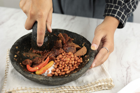 Ilustrasi mengulek bumbu masak. Foto: Shutterstock