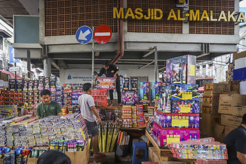 Pedagang menata dagangan yang dijual di Pasar Asemka, Jakarta, Selasa (30/12/2025). Foto: Iqbal Firdaus/kumparan