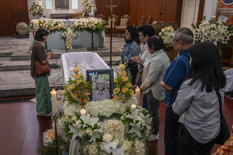 Kerabat berdoa di dekat peti jenazah Romo Franciscus Xaverius Mudji Sutrisno di Kapel Kolese Kanisius, Jakarta, Selasa (30/12/2025). Foto: Bayu Pratama S/ANTARA FOTO