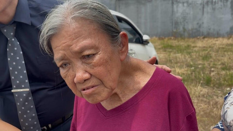 Nenek Elina Widjajanti (80 tahun) di Jalan Dukuh Kuwukan Nomor 27, Kelurahan Lontar, Kecamatan Sambikerep, Surabaya, Selasa (30/12/2025). Foto:  Farusma Okta Verdian/kumparan