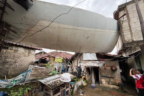 Bangkai sayap pesawat ikut terbang dan timpa rumah warga saat puting beliung landa Desa Pondok Udik, Kemang, Kabupaten Bogor, Jawa Barat, Senin (29/12/2025). Foto: Dok. Istimewa