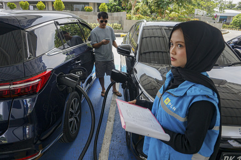 Petugas memandu warga mengisi daya baterai mobil listrik di Stasiun Pengisian Kendaraan Listrik Umum (SPKLU) di Rest Area KM 379 A Tol Batang-Semarang di Kabupaten Batang, Jawa Tengah, Selasa (30/12/2025). Foto: Harviyan Perdana Putra/ANTARA FOTO