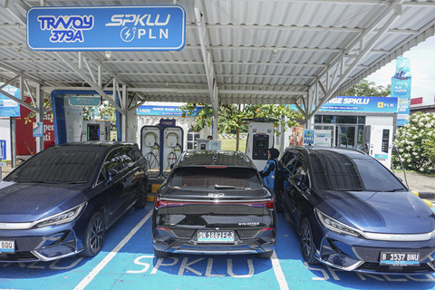 Petugas mengisi daya baterai mobil listrik di Stasiun Pengisian Kendaraan Listrik Umum (SPKLU) di Rest Area KM 379 A Tol Batang-Semarang di Kabupaten Batang, Jawa Tengah, Selasa (30/12/2025). Foto: Harviyan Perdana Putra/ANTARA FOTO