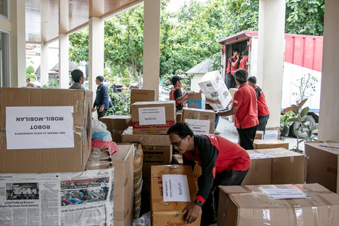 Petugas memindahkan kardus berisi mainan ke dalam mobil boks saat penyaluran bantuan mainan anak untuk korban bencana Sumatera di kantor Dinas Pendidikan, Solo, Jawa Tengah, Selasa (30/12/2025). Foto: ANTARA FOTO/Mohammad Ayudha