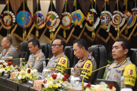 Kapolri Jenderal Pol. Listyo Sigit Prabowo (kanan) didampingi Wakapolri Komjen Pol. Dedi Prasetyo (tengah) dan jajaran bersiap menyampaikan paparan dalam Rilis Akhir Tahun 2025 Polri di Gedung Rupatama Mabes Polri, Jakarta, Selasa (30/12/2025). Foto: ANTARA FOTO/Indrianto Eko Suwarso