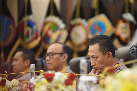 Kapolri Jenderal Pol. Listyo Sigit Prabowo (kanan) didampingi Wakapolri Komjen Pol. Dedi Prasetyo (tengah) dan jajaran bersiap menyampaikan paparan dalam Rilis Akhir Tahun 2025 Polri di Gedung Rupatama Mabes Polri, Jakarta, Selasa (30/12/2025). Foto: ANTARA FOTO/Indrianto Eko Suwarso