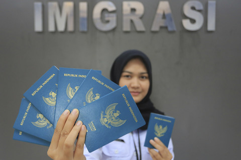 Petugas memperlihatkan paspor seusai dicetak di Kantor imigrasi kelas II Non TPI Meulaboh, Aceh Barat, Aceh, Selasa (30/12/2025). Foto: Syifa Yulinnas/ANTARA FOTO
