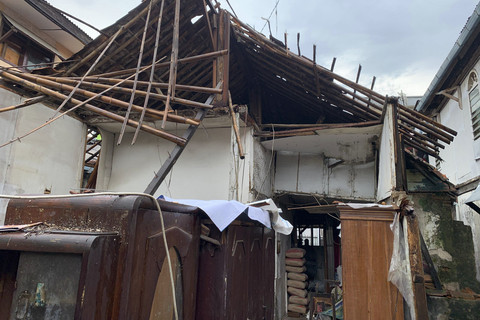 Rumah Diding Boneng yang berlokasi di RW 08 Kelurahan Pegangsaan, Menteng, Jakarta Pusat, mengalami kerusakan parah hingga ambruk akibat diterjang badai sejak Minggu (28/12/2025). Foto: Vincentius Mario/kumparan