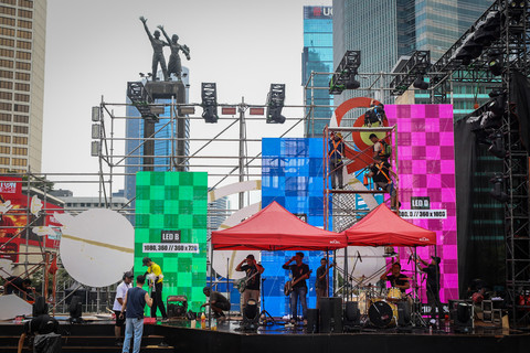 Sejumlah pekerja menyelesaikan pembangunan panggung utama perayaan Tahun Baru 2026 di kawasan Bundaran HI, Jakarta, Selasa (30/12/2025). Foto: Iqbal Firdaus/kumparan
