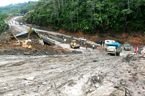 Kendaraan roda dua dan empat melintasi jalan lintas Takengon-Lhokseumawe yang mengalami kerusakan akibat bencana di Muhajirin, Bener Meriah, Aceh, Selasa (30/12/2025). Foto: ANTARA FOTO/Irwansyah Putra