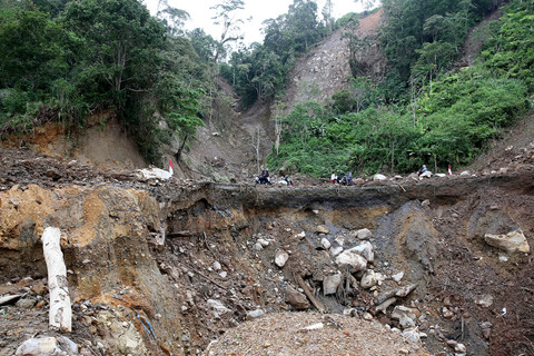 Kendaraan roda dua dan empat melintasi jalan lintas Takengon-Lhokseumawe yang mengalami kerusakan akibat bencana di Muhajirin, Bener Meriah, Aceh, Selasa (30/12/2025). Foto: ANTARA FOTO/Irwansyah Putra