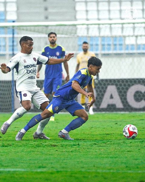 Arema FC melawan Persita Tangerang pada pertandingan Super League di Stadion Kanjuruhan, Malang, Selasa (30/12/2025). Foto: Instagram/@aremafcofficial