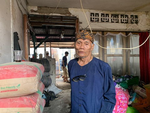 Aktor senior Diding Boneng ditemui di kediamannya di RW 08 Kelurahan Pegangsaan, Menteng, Jakarta Pusat, Selasa (30/12/2025). Foto: Vincentius Mario/kumparan