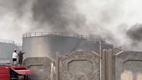 asap yang mengepul setelah serangan udara koalisi pimpinan Saudi, yang menargetkan apa yang mereka sebut sebagai dukungan militer asing kepada separatis selatan yang didukung UEA, di pelabuhan Mukalla, Yaman selatan, Selasa (30/12/2025). Foto: ADEN AL-MUSTAKILLAH TV via REUTERS