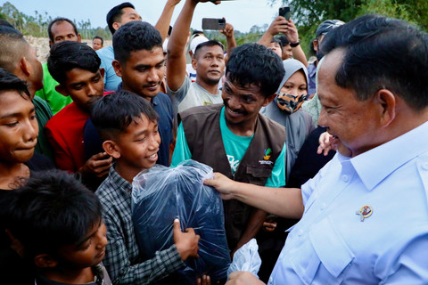 Menteri Dalam Negeri Tito Karnavian menyerahkan bantuan kepada masyarakat terdampak bencana di Desa Geudumbak, Kecamatan Langkahan, Kabupaten Aceh Utara, Selasa (30/12/2025). Foto: Kemendagri RI