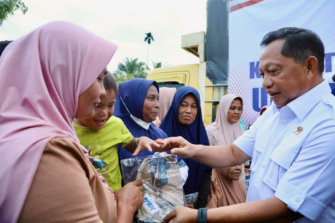 Menteri Dalam Negeri Tito Karnavian menyerahkan bantuan kepada masyarakat terdampak bencana di Desa Geudumbak, Kecamatan Langkahan, Kabupaten Aceh Utara, Selasa (30/12/2025). Foto: Kemendagri RI