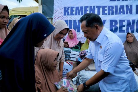 Menteri Dalam Negeri Tito Karnavian menyerahkan bantuan kepada masyarakat terdampak bencana di Desa Geudumbak, Kecamatan Langkahan, Kabupaten Aceh Utara, Selasa (30/12/2025). Foto: Kemendagri RI