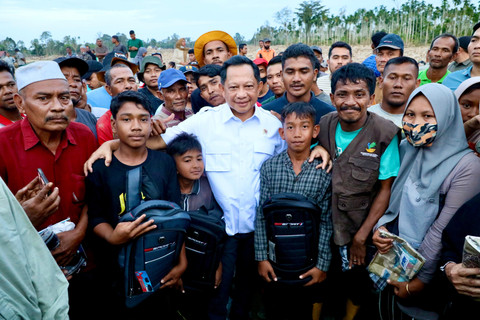 Menteri Dalam Negeri Tito Karnavian menyerahkan bantuan kepada masyarakat terdampak bencana di Desa Geudumbak, Kecamatan Langkahan, Kabupaten Aceh Utara, Selasa (30/12/2025). Foto: Kemendagri RI