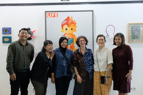 Pendiri ViaVia Jogja, Mie Cornoedus (tengah), pada pembukaan pameran "Tricenarian: 30 Tahun ViaVia", Sabtu (20/12). Foto: Pandangan Jogja/Dhia Al Fajr