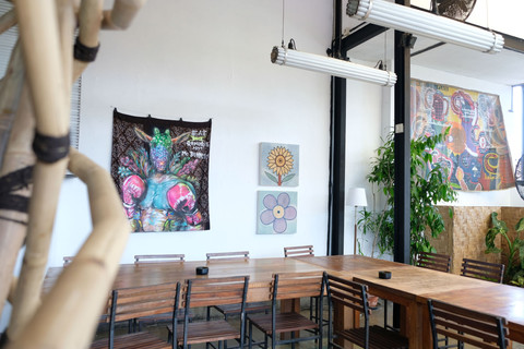 Sejumlah karya seniman yang dipajang di dinding kafe dan restoran ViaVia Jogja. Foto: Pandangan Jogja/Dhia Al Fajr