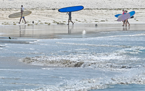 Wisatawan asing membawa papan selancar di pantai Tanjung Aan, KEK Mandalika, Kecamatan Pujut, Lombok Tengah, NTB, Rabu (31/12/2025). Foto: ANTARA FOTO/Ahmad Subaidi