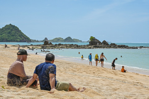 Wisatawan berada di pantai Kuta Mandalika di KEK Mandalika, Kecamatan Pujut, Lombok Tengah, NTB, Rabu (31/12/2025). Foto: ANTARA FOTO/Ahmad Subaidi