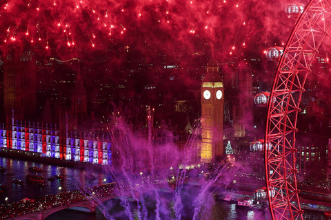 Kembang api meledak di atas Menara Elizabeth, yang biasa disebut Big Ben, dan kincir raksasa London Eye, untuk menandai perayaan Tahun Baru, di London, Inggris, 1 Januari 2026. Foto: REUTERS/Toby Melville