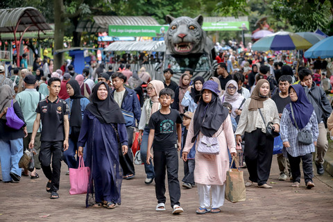 Suasana Taman Margasatwa Ragunan, Jakarta Selatan, Kamis (1/1/2025), dipadati oleh pengunjung untuk mengisi libur Tahun Baru. Foto: Jamal Ramadhan/kumparan
