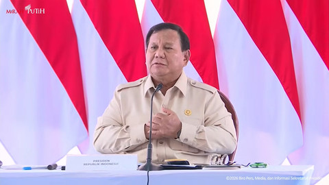 Presiden Prabowo memimpin langsung rapat koordinasi saat tinjau pembangunan Rumah Hunian Danantara, Aceh Tamiang, 1 Januari 2026. Foto: Biro Pers Sekretariat Presiden