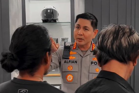 Kapolres Jakarta Timur Kombes Alfian Nurrizal saat menginterogasi preman pemukul pedagang di Duren Sawit. Foto: Dok. Instagram/ @alfiannurrizal.id