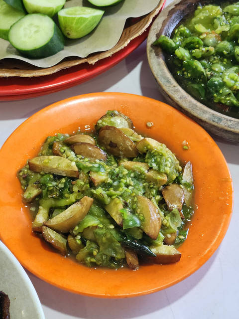 Menu jengkol di RM Belut baros Hj Uum yang ada di Jl. Raya Serang - Pandeglang, Baros, Kec. Serang, Kabupaten Serang. Foto: Ela Nurlaela/kumparan