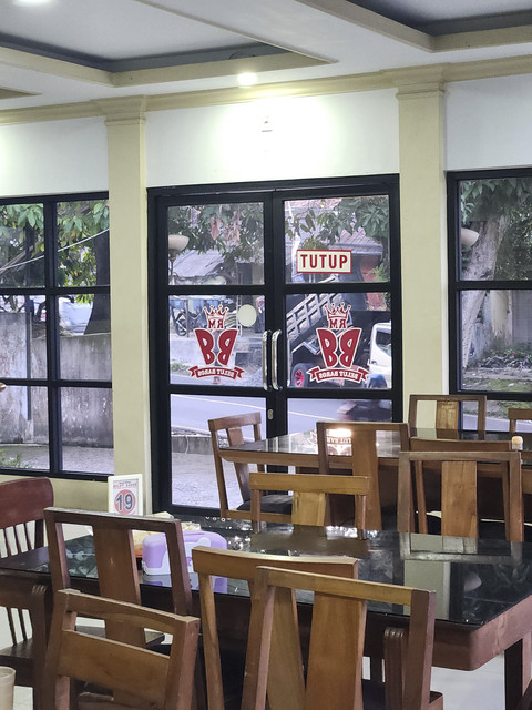 Rumah makan belut baros yang ada di Jl. Raya Serang - Pandeglang, Baros, Kec. Serang, Kabupaten Serang. Foto: Ela Nurlaela/kumparan