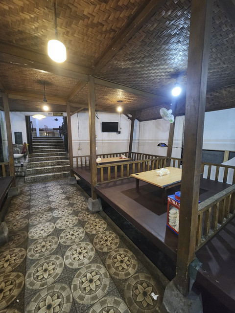 Pilihan untuk lesehan di RM Belut Baros yang ada di Jl. Raya Serang - Pandeglang, Baros, Kec. Serang, Kabupaten Serang. Foto: Ela Nurlaela/kumparan