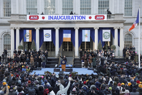 Wali Kota New York City, Zohran Mamdani menyampaikan pidato sambutan saat upacara pelantikan di New York, Amerika Serikat, Kamis (1/12/2026). Foto: Jeenah Moon/REUTERS
