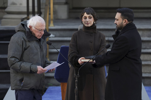 Wali Kota New York City, Zohran Mamdani membaca sumpah dengan didampingi istrinya Rama Duwaji saat upacara pelantikan di New York, Amerika Serikat, Kamis (1/1/2026). Foto: Jeenah Moon/REUTERS
