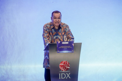 Direktur Bursa Efek Indonesia (BEI) Iman Rachman menyampaikan sambutan pada pembukaan perdagangan Bursa Efek Indonesia di Main Hall BEI, Jakarta, Jumat (2/1/2026). Foto: Jamal Ramadhan/kumparan