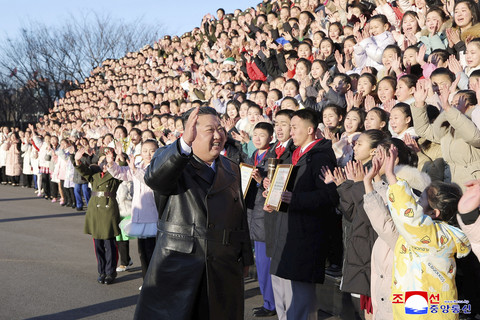 Pemimpin tertinggi Korea Utara Kim Jong Un melambaikan tangan saat menghadiri perayaan malam tahun baru 2026 di Pyongyang, Korea Utara, Kamis (1/1/2026). Foto: KCNA via REUTERS