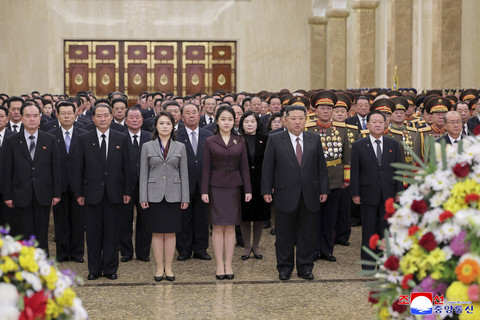 Pemimpin tertinggi Korea Utara Kim Jong Un bersama istrinya Ri Sol Ju dan anaknya Kim Ju Ae menghadiri perayaan malam tahun baru 2026 di Pyongyang, Korea Utara, Kamis (1/1/2026). Foto: KCNA via REUTERS