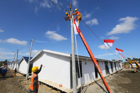 Petugas PLN melakukan penyambungan jaringan listrik di kawasan Rumah Hunian Danantara (Huntara) Aceh Tamiang. Foto: Dok. PLN