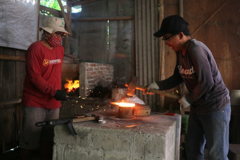 Pak Daryanto dan Pak Darsono sedang Menempa Keris/Sumber: Dokumentasi Pribadi