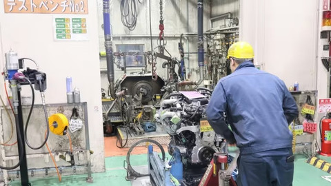 Fasilitas di Hokkaido, Jepang jadi pusat rekondisi mesin truk Isuzu. Foto: Sota Tanaka/Nikkei Asia