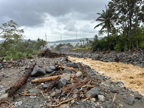 Kondisi jalan rusak di Nagari Guguak Malalo, Kabupaten Tanah Datar, Sumatera Barat pada Jumat (2/1/2025). Foto: Abid Raihan/kumparan