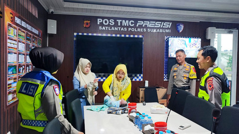 Seorang ibu muda asal Desa Wangunjaya melahirkan bayi laki-laki di Pos Pengamanan Terpadu Nataru Exit Tol Parungkuda, Rabu (31/12/2025).  Foto: Dok. Polres Sukabumi