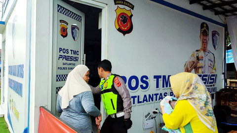Seorang ibu muda asal Desa Wangunjaya melahirkan bayi laki-laki di Pos Pengamanan Terpadu Nataru Exit Tol Parungkuda, Rabu (31/12/2025).  Foto: Dok. Polres Sukabumi