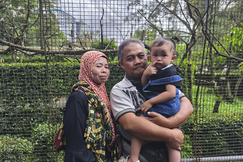 Nani (53) dan Iwa (52) liburan bersama cucu di Bandung Zoo, Bandung, Jawa Barat, Sabtu (3/1/2026). Foto: Linda Lestari/kumparan