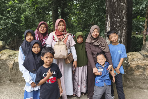 Tita (kedua dari kanan) liburan bersama keluarga di Bandung Zoo, Bandung, Jawa Barat, Sabtu (3/1/2026). Foto: Linda Lestari/kumparan