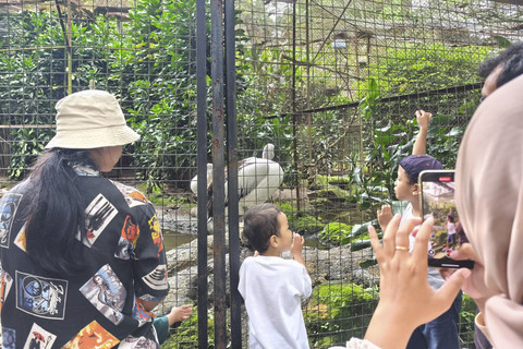 Sejumlah pengunjung berwisata di Bandung Zoo, Bandung, Jawa Barat, Sabtu (3/1/2026). Foto: Linda Lestari/kumparan